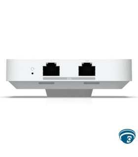 U7-IW Access Point WiFi 7 de pared con switch 2.5 GbE, con 3 puertos, PoE+ entrada/salida y 115m² cobertura, para hotelería